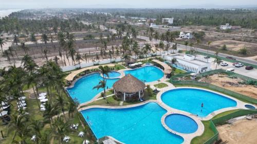 una vista aérea de una piscina en un resort en Departamento Zona Diamante, en Barra Vieja