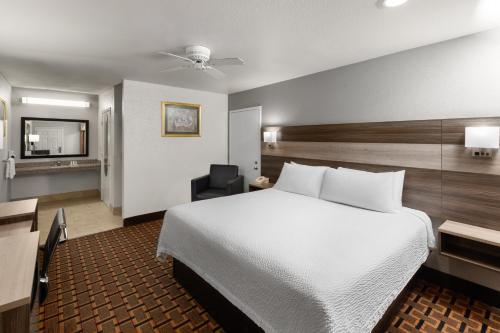 Letto o letti in una camera di Ramada Limited San Angelo