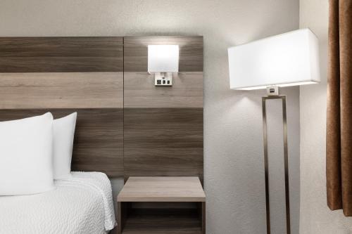 Letto o letti in una camera di Ramada Limited San Angelo