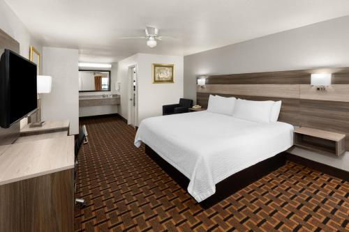 Letto o letti in una camera di Ramada Limited San Angelo