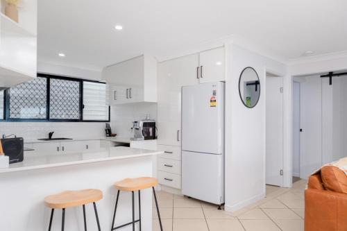 Dapur atau dapur kecil di Luna Blu & The Beach Loft Yeppoon- Private Apartments