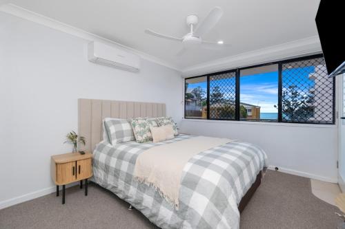 Postel nebo postele na pokoji v ubytování Luna Blu & The Beach Loft Yeppoon- Private Apartments