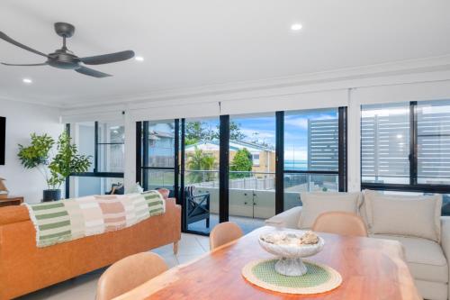 Ruang duduk di Luna Blu & The Beach Loft Yeppoon- Private Apartments
