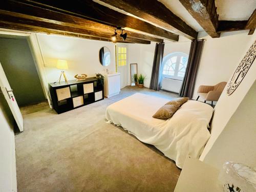 une chambre avec un grand lit dans une pièce dans l'établissement Le Loft - Entre Loire et Chateau Royal - Manoir de la Concorde, à Amboise