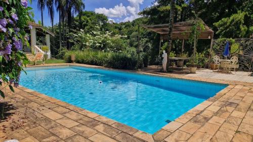 Πισίνα στο ή κοντά στο Casa de Vidro II com Lago, cachoeira, piscina, caiaque, escorrega no Lago - 90km de São Paulo