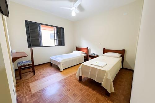 Una cama o camas en una habitación de LN Flats & Suites