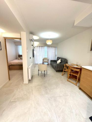 un salon avec un canapé et une table dans l'établissement Appartement Nice Magnan promenade, à Nice