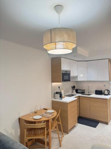 une cuisine avec une table en bois et une salle à manger dans l'établissement Appartement Nice Magnan promenade, à Nice