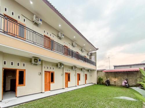 a view of the outside of a building with a yard at RedDoorz near Alun-Alun Purwokerto 3 in Purwokerto