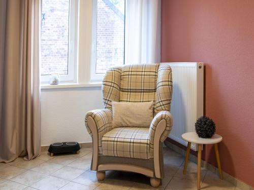a chair sitting in a room next to a window at Ferienwohnung mit Terrasse, Bad Bodenteich in Häcklingen