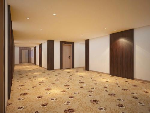 a large hallway with a large room with at NGAN HA HOTEL in Ðại Tiêt