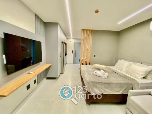 Μια τηλεόραση ή/και κέντρο ψυχαγωγίας στο Simple Smart Residence By 123Quarto Hospedagem