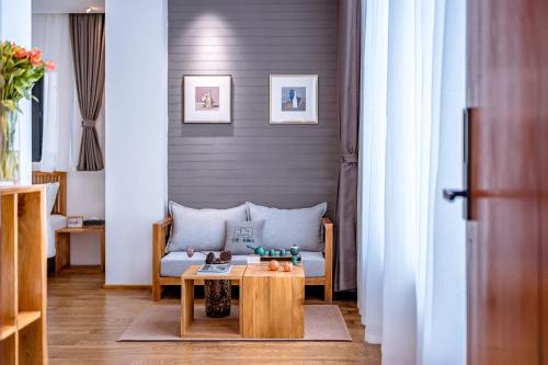 a living room with a couch and a coffee table at Dali Kong Xiang Weiwenshan Craft hotel in Dali