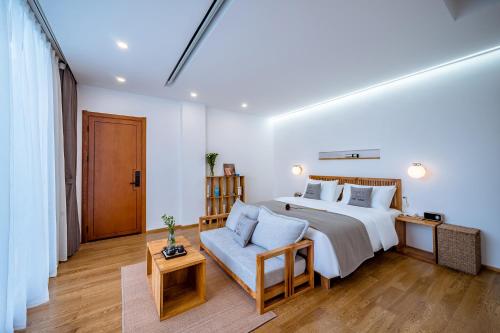 a bedroom with a large bed and a couch at Dali Kong Xiang Weiwenshan Craft hotel in Dali