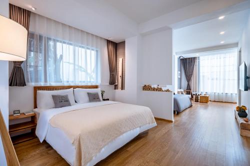 a bedroom with a large bed and a living room at Dali Kong Xiang Weiwenshan Craft hotel in Dali