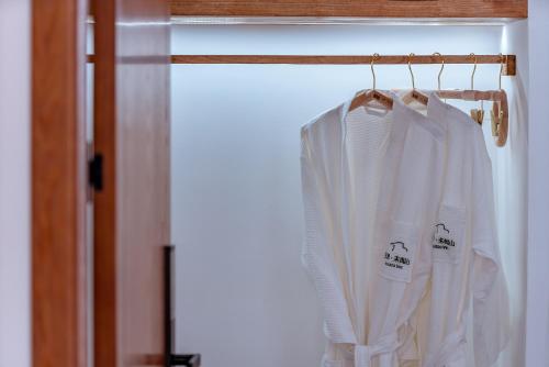 a pair of white dresses hanging on a door at Dali Kong Xiang Weiwenshan Craft hotel in Dali