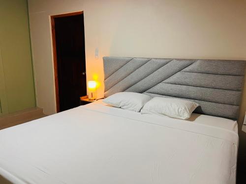 Postel nebo postele na pokoji v ubytování Arenal Harmony-Acogedor Apartamento-La Fortuna
