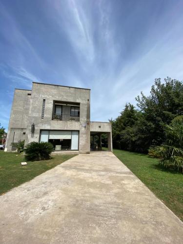 Το κτήριο όπου στεγάζεται  η παραθεριστική κατοικία