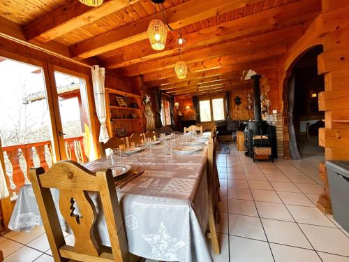 - une salle à manger avec une longue table dans une cabine dans l'établissement Chalet 16 pers, 4km des pistes, Wifi, Parking - FR-1-498-39, à Bernex