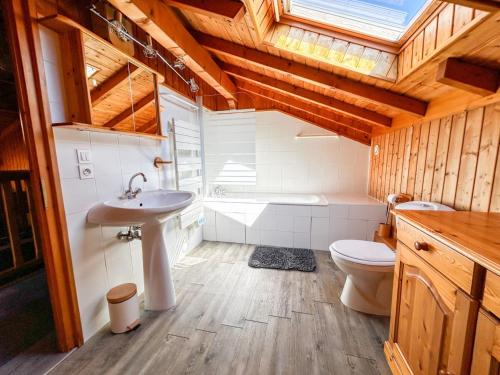 A bathroom at Chalet 16 pers, 4km des pistes, Wifi, Parking - FR-1-498-39