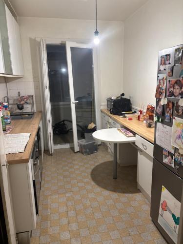 une cuisine avec un comptoir et une table à l'intérieur dans l'établissement Carré d or, à Marseille