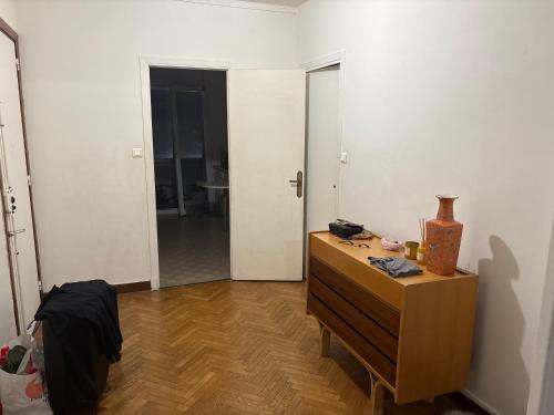 une chambre avec une commode et une chambre avec un miroir dans l'établissement Carré d or, à Marseille