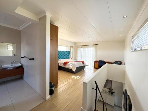 - une chambre avec un lit et un lavabo dans l'établissement Spacious Room with Balcony, Mountain Views, Modern Bathroom Tub and Shower and WiFi, au Cap