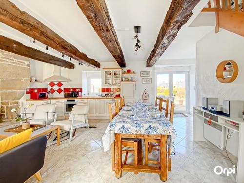 une cuisine et une salle à manger avec une table et des chaises dans l'établissement Gîte Indépendant à Kervignac, 6 Couchages, Havre de Paix, Parking - FR-1-349-229, à Kervignac