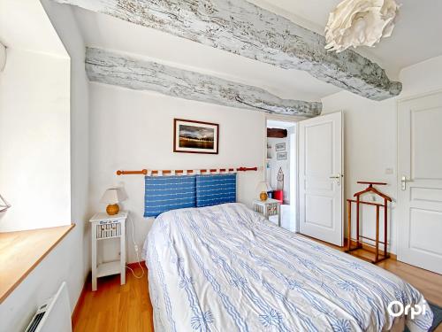 a bedroom with a blue bed in a room at Gîte Indépendant à Kervignac, 6 Couchages, Havre de Paix, Parking - FR-1-349-229 in Kervignac