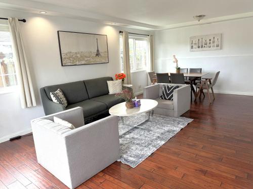 a living room with a couch and a table at 40223 Fremont Entire Coze 3brs house Free Parking nd AC in Fremont