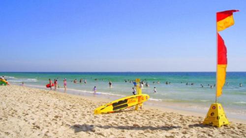 Pantai di atau dekat dengan rumah percutian