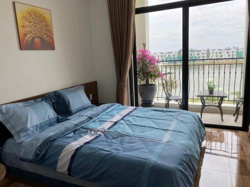 a bedroom with a bed with a view of a balcony at TC Apartment & Homestay 2 in Xóm Niêm