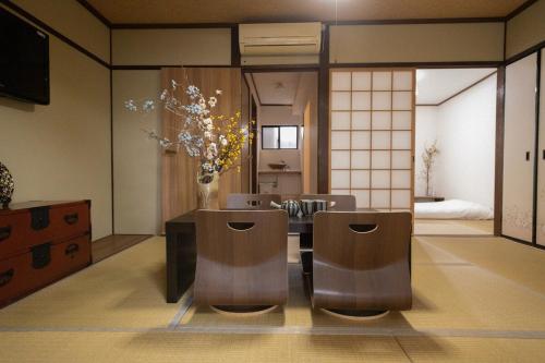 a dining room with a table and chairs in a room at Kiyomizu of Kiraku in Kyoto