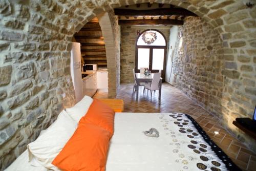 a room with a bed in a stone wall at Umbria nel cuore in Cannara