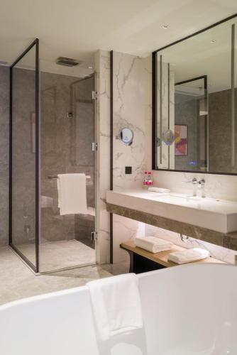 Bilik mandi di Delta Hotels by Marriott Jiuzhaigou