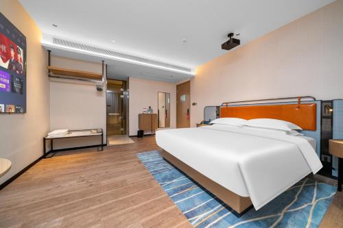 Eharm Hotel Wuhan Tianhe Airport Songjiagang Metro Stationにあるベッド