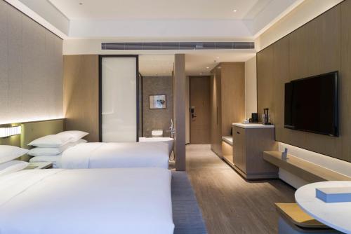 Katil atau katil-katil dalam bilik di Delta Hotels by Marriott Jiuzhaigou