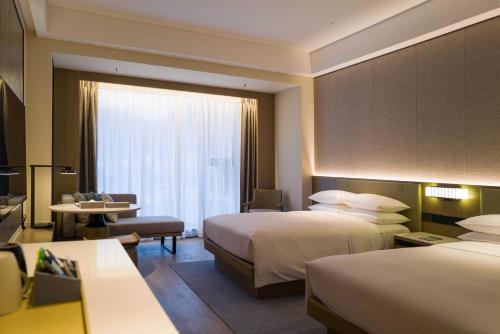 Katil atau katil-katil dalam bilik di Delta Hotels by Marriott Jiuzhaigou
