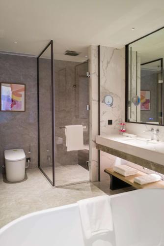 Bilik mandi di Delta Hotels by Marriott Jiuzhaigou