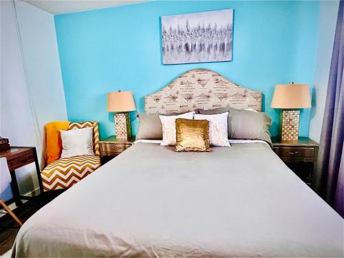 a bedroom with a large bed and two lamps at Kelowna little Island near Downtown, lake, hospital and Okanagan Collage in Kelowna