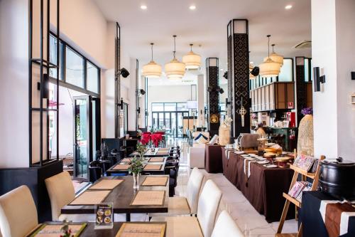 Khu vực ghế ngồi tại The Experience Walking Street Chiang Mai