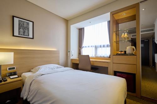 a hotel room with a bed and a window at Summit Hotel Seoul Dongdaemun in Seoul