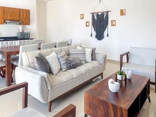 a living room with a couch and a table at Bello Departamento a 3 cuadras de la playa - Flaminguito in Mazatlán
