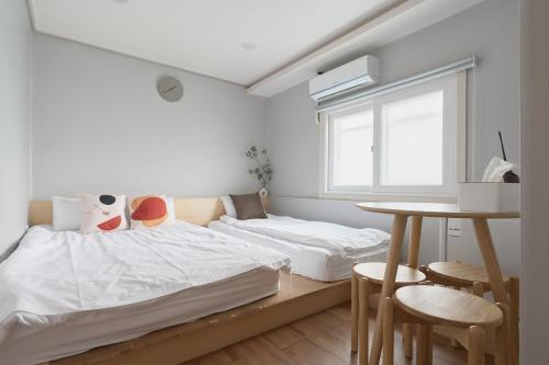 Кровать или кровати в номере Dawoo House 2 in Hongdae