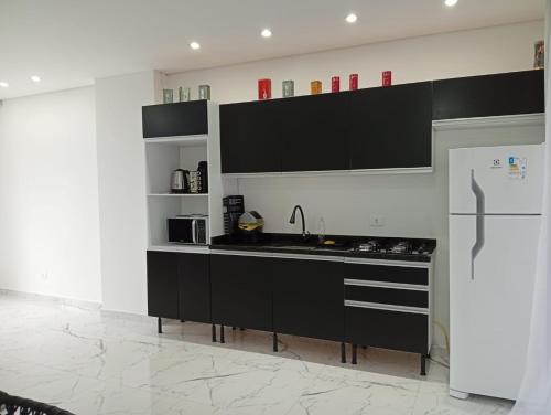 Una cocina o zona de cocina en Casa guaratuba com piscina esquerdo