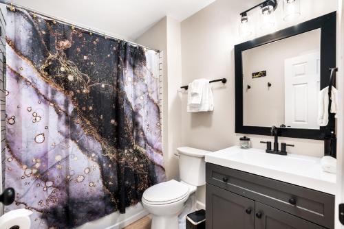 ein Badezimmer mit Waschbecken und Duschvorhang in der Unterkunft Serenity Cottage 300mbps Wifi - Dog Friendly in Clarksville