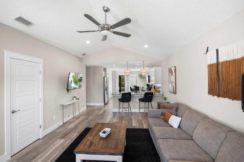 Posezení v ubytování 5 Minutes to Beach and Downtown Fire pit Grill