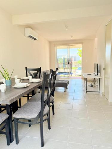 a dining room with a table and chairs at Villa Aqua-Alberca-Terraza- HiveNB in Tlayecac