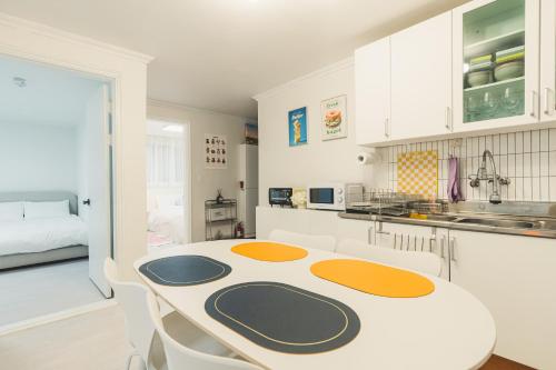 ソウルにあるThe restの部屋にテーブルと椅子のあるキッチン