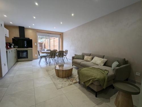 un salon avec un canapé et une table dans l'établissement Maison conviviale avec terrasse privée à Sanchey - FR-1-589-800, à Sanchey